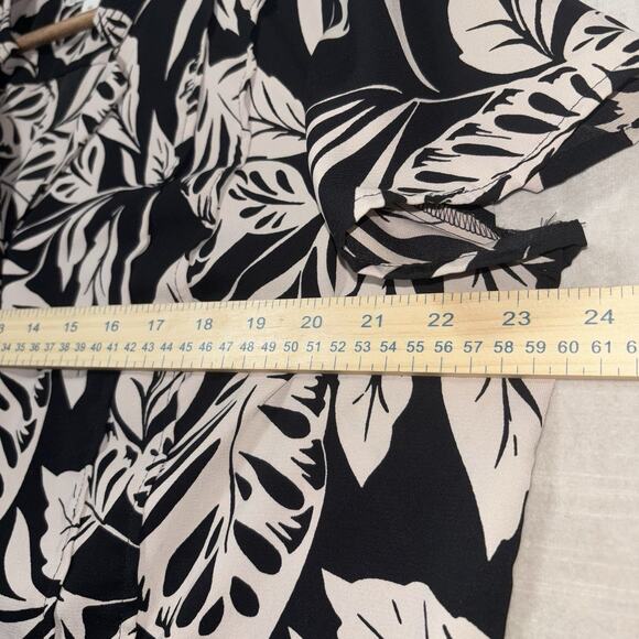 Dana Buchman Womens Short Sleeve Button Top XL Black Beige Leaf Pattern Flowy - Picture 7 of 7